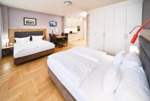 柏林AMC Apartments Ku'damm & Bundesallee的酒店客房设有两张床和一张桌子。