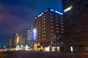 富山多美迎富山酒店的城市的一座有灯光的建筑
