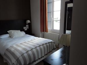 Saint-Quentin-les-AngesLe Relais的卧室配有白色的床和窗户。