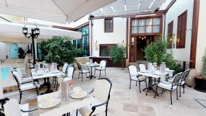 安塔利亚Hotel 1207 Special Class的一间设有白色桌椅的餐厅
