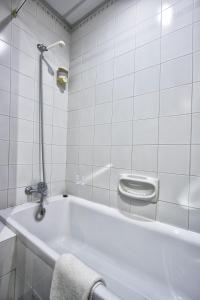 圣保罗湾城卡尼富尔酒店的带白色浴缸的浴室和卫生间