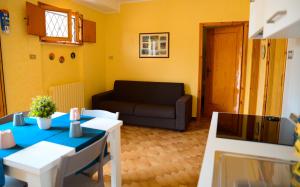 孔韦尔萨诺La civetta Rodonisa的客厅配有沙发和桌子