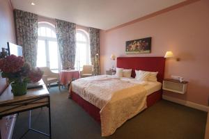 库克斯港Aparthotel Am Meer的酒店客房设有一张大床和一张书桌。