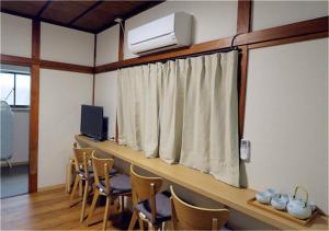 东京Kiki HouseT --Self Check-in -- Room Number & Password is in the following email的客房设有带椅子和窗户的房间