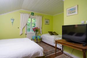 Lohja科伊瓦伦卡塔诺酒店的一间卧室配有两张床和一台平面电视