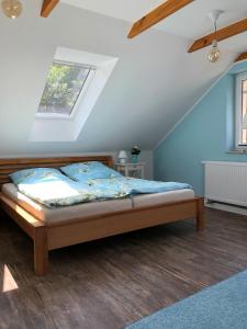 柯尼希施泰因易北Adlerhorst的一间卧室配有一张蓝色墙壁的床和一扇窗户