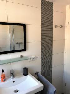 柯尼希施泰因易北Adlerhorst的浴室设有白色水槽和镜子