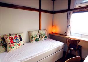 东京Kiki HouseT --Self Check-in -- Room Number & Password is in the following email的卧室配有白色的床、书桌和窗户。