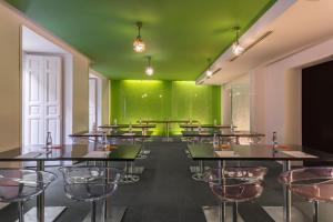 马德里马里奥室友酒店的配有桌椅和绿色墙壁的客房