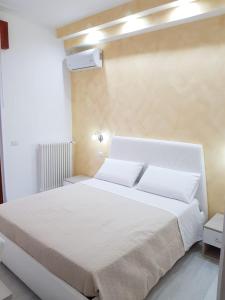 维耶斯泰Dream & Relax的卧室配有白色大床和白色枕头