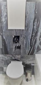 旧扎戈拉Хотел "АВЕНЮ"的浴室配有白色卫生间和盥洗盆。