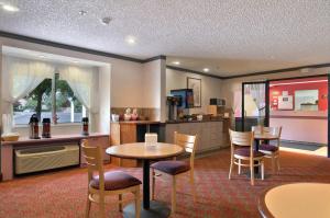 东叙拉古美洲最佳价值酒店 - 锡拉库扎东的厨房以及带桌椅的用餐室。