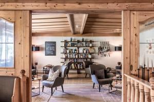 纳兹-夏韦斯Hotel Seehof Nature Retreat的一座图书馆,里面设有椅子和书架