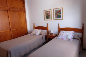 阿列塔SEA & RELAX - Apartament 1 drcha的小型客房配有两张床,设有2张床。