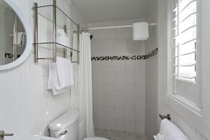 圣徒皮特海滩海滩酒店的白色的浴室设有卫生间和镜子