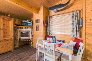 南太浩湖Fireside Lodge的一间带桌椅和壁炉的用餐室