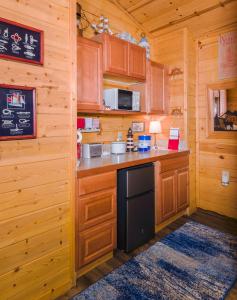 南太浩湖Fireside Lodge的厨房配有木制橱柜和黑色洗碗机。