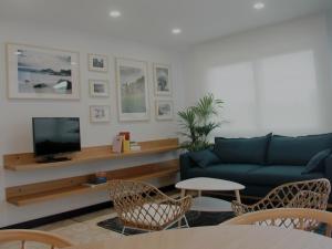 布埃乌Apartamento Lapamán的客厅配有蓝色的沙发和电视