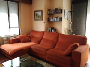 维多利亚-加斯特伊兹Wellington的客厅里设有一张棕色的沙发,配有玻璃桌