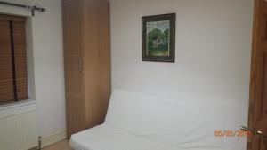 伦敦Hill Apartments的墙上照片的一张床位
