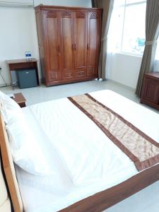 金瓯Sao Kim的窗户客房内的一张大白色床
