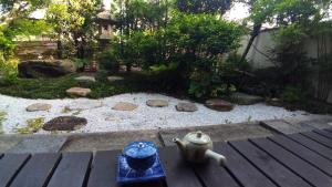 京都金阁的花园,花园内摆放着茶壶