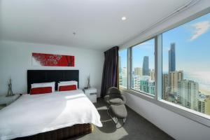 黄金海岸Private Q1 Resort & Spa Apartment with Ocean Views的一间卧室设有一张大床和一个大窗户