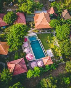 蓝梦岛达尔桑蓝梦精品小屋旅馆的享有度假村的空中景致,设有游泳池和遮阳伞