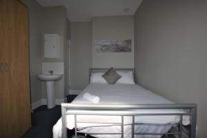桑德兰Western Hill的一间带床和水槽的小卧室