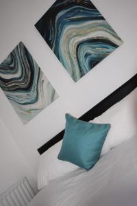 桑德兰Western Hill的一间卧室配有一张带蓝色枕头的床