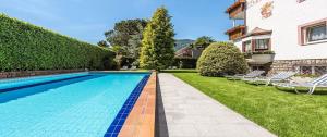 梅拉诺布伦纳酒店的一座房子的院子内的游泳池