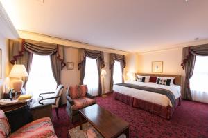 神户神户北野酒店的大型酒店客房,配有床和沙发