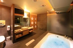 台南温莎堡汽车旅馆 - 仁德馆的带浴缸、卫生间和盥洗盆的浴室