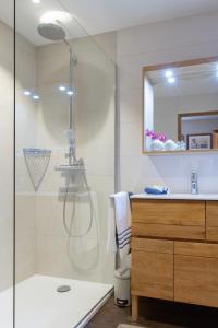 伊泰尔斯维莱Gîte LES CEPAGES的带淋浴和盥洗盆的浴室