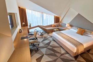 新德里Vivanta New Delhi, Dwarka的酒店客房设有床和客厅。