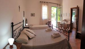 圣卡特琳娜迪纳德Residenza Villa I Nidi的一间卧室配有带毛巾的床