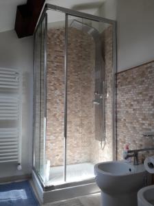 萨沃纳Skyline, Casa Vacanze的带淋浴、卫生间和盥洗盆的浴室