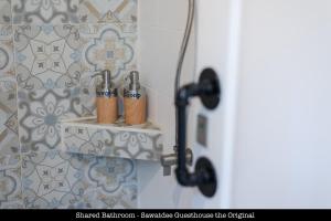 曼谷萨瓦迪原始旅舍 的浴室的架子上备有三牙刷