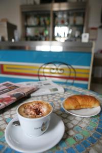 安科纳多里考酒店的桌上的咖啡和羊角面包