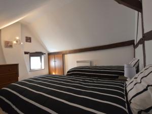 弗朗科尔尚Charming cottage near famous Francorchamps的一间卧室设有两张床和窗户。