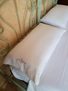 加利波利Villa Belvedere di Rita的一张带白色枕头的床铺的壁橱