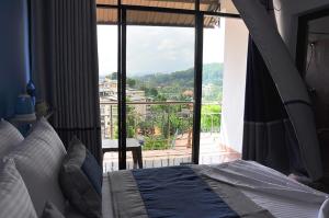 康提Highest View的一间卧室设有一张床,享有阳台的景色