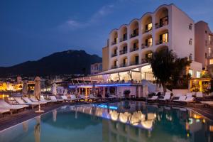 伊斯基亚Regina Isabella-Resort Spa Restaurant的大楼前设有游泳池的酒店