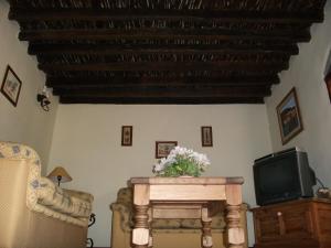 吉亚德伊索拉Casa la Vistita的客厅配有桌子和电视