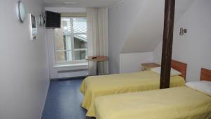 派尔努赫玛库宾馆的酒店客房设有两张床和窗户。