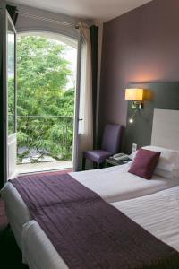 希农贝斯特韦斯特法兰西酒店的酒店客房设有两张床和大窗户。