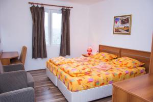 索科矿泉村Smeštaj "Lapčević"的一间卧室配有一张床、两把椅子和一张桌子