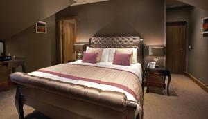 汉密尔顿帕克维尔酒店的大卧室配有一张带粉红色枕头的大床