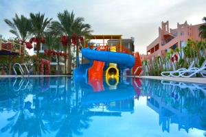 赫尔格达MinaMark Beach Resort for Families and Couples Only的游泳池中间的水滑梯