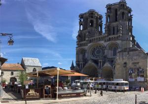 拉昂Logis du Parvis ***Face Cathédrale/in front of the Cathedral***的相册照片